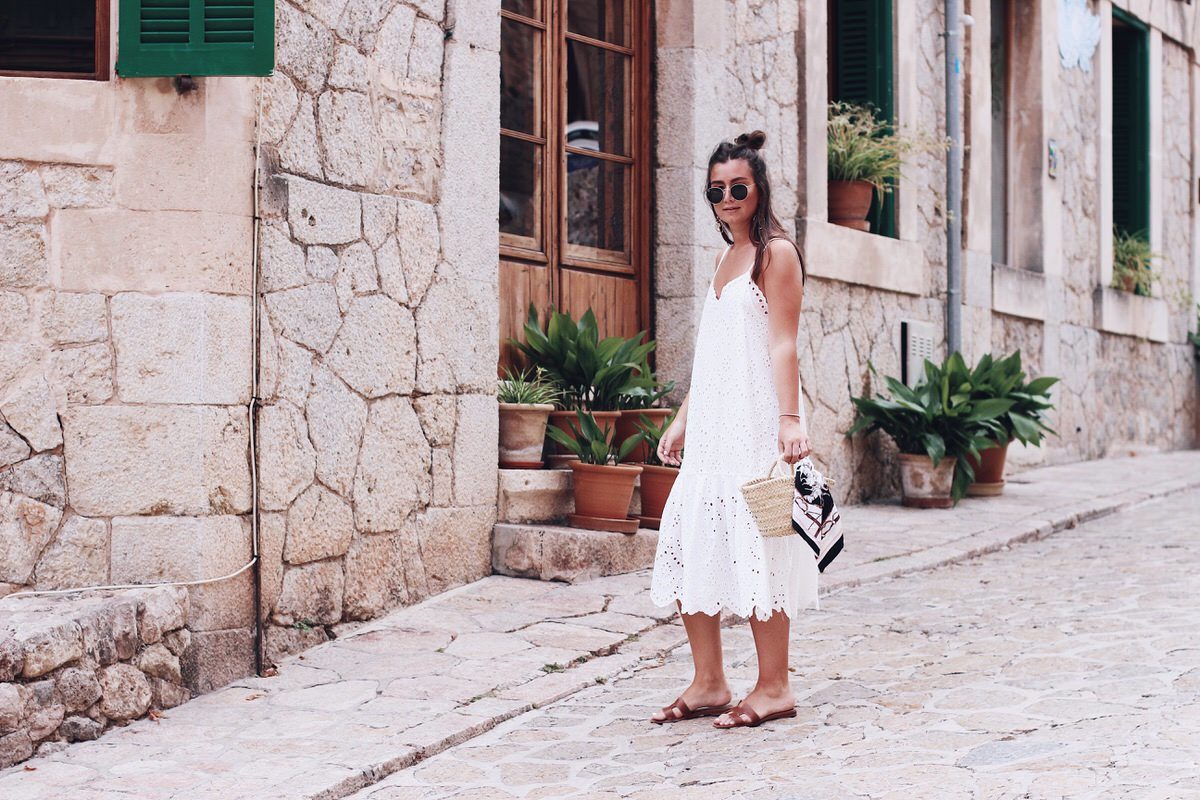 Sommer-Look: weißes Trägerkleid mit Spitze, Zara, Hermes 'Oran' Sandalen & Korbtasche, Mallorca, Insel, Urlaub, Valdemossa, Sommer